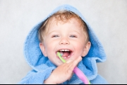 نصائح لحماية أسنان طفلك 