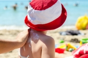 نصائح لحماية طفلك من التعرض لأشعة الشمس في الصيف 