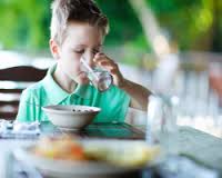 5 مشاكل صحية لشرب الماء أثناء تناول الطعام 
