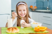 أطعمة هامة تقوى ذكاء الطفل وتنشط ذاكرته 