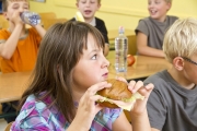 أطعمة تضر صحة الطفل في المدرسة 