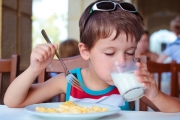 نصائح بسيطة لتشجيع طفلكِ على شرب الحليب 