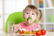 10 نصائح غذائية كي تقي طفلكِ من السمنة