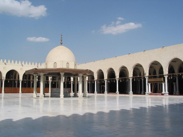 بناء أول مسجد في مصر وإفريقيا