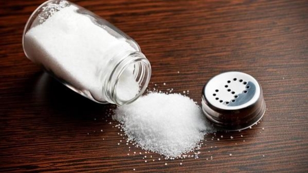 ٣ أعراض تدلّ على الإفراط في تناول الملح