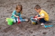الطفل والطبيعة: ماذا يفعل اللعب البيئي في طفلك؟